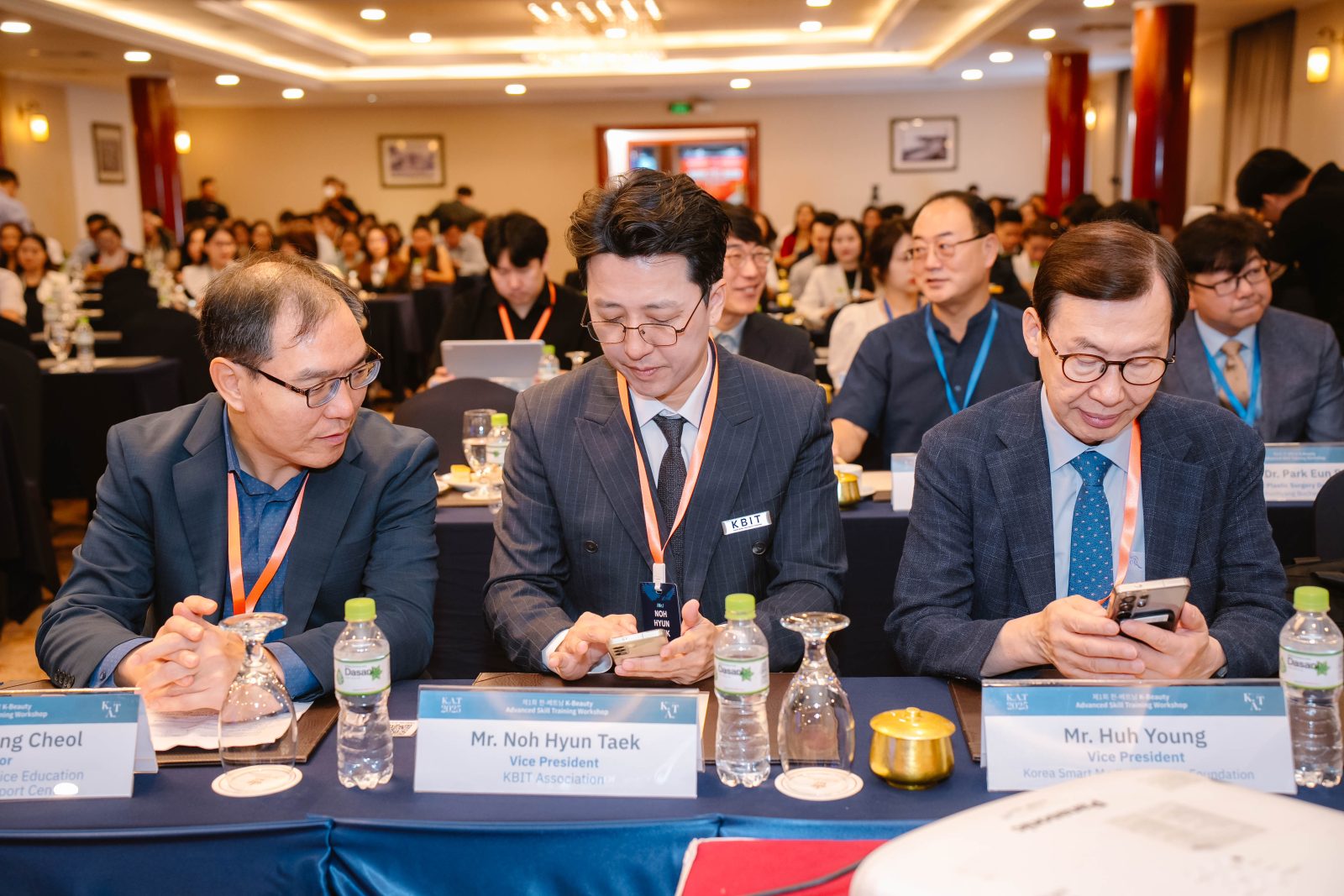 (From left) Mr. Kim Hong Cheol – Director of the Korean Medical Device Education and Training Support Center; Mr. Noh Hyung Taek – Vice President of the Korean Beauty International Technology Association (KBIT), organizer of the K.A.T 2025 Conference (center); and Mr. Huh Young – Vice President of the Korea Smart Medical Devices Foundation.