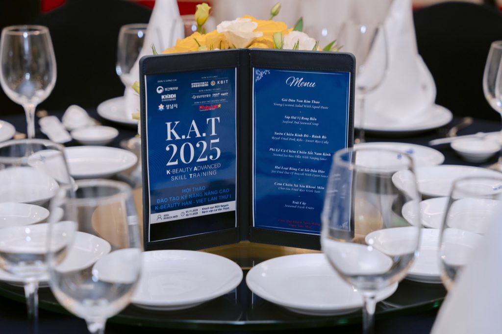 Gala dinner table setting, REX Saigon