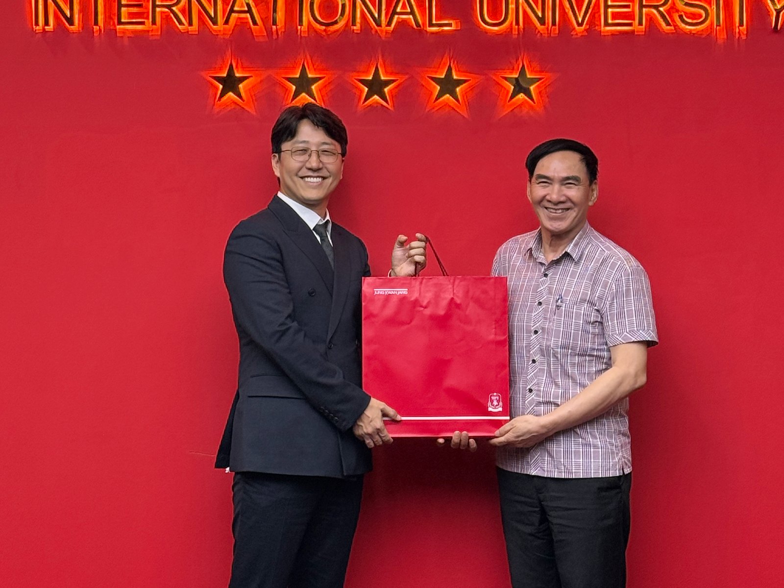 KBIT trao quà lưu niệm cho lãnh đạo Đại học Quốc tế Hồng Bàng