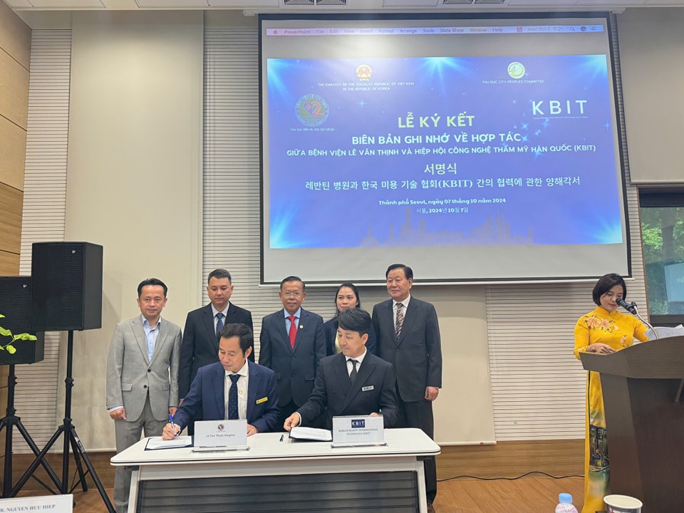From left: Mr. Tran Van Khanh – Director of Le Van Thinh Hospital, and Mr. Noh Hyung Taek – Vice President of the Korean Beauty International Technology Association (KBIT), during the MOU signing ceremony at the Vietnamese Embassy in South Korea.